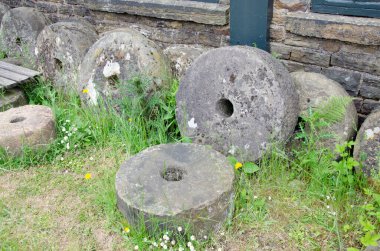 Keskinleştirilmiş taş tekerlekler kullanılmış. Abbeydale Sanayi Hamleti, Sheffield Müzeleri