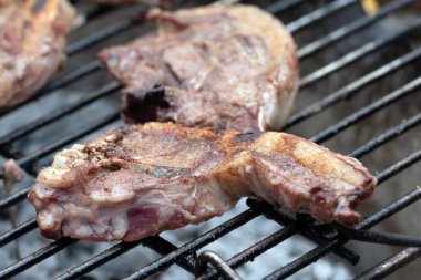 Kömürde ızgara kuzu pirzolası görüntüsünü kapat