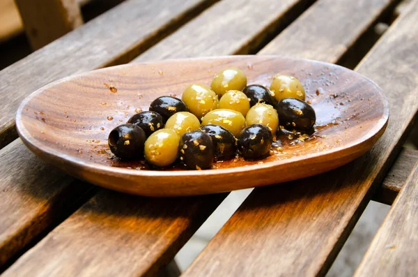 Wooden Bowl Green Black Olives Wooden Table Close Image — Stock Photo, Image