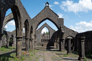 Mavi gökyüzü olan kilise kalıntıları. İçeriden baktık. St Thomas bir Becket Kilisesi. Heptonstall, Hebden Köprüsü, Batı Yorkshire