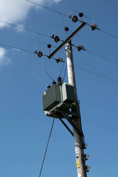 Polacos Para Distribuição Electricidade Para Uso Civil Com Céus Azuis — Fotografia de Stock