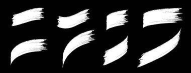 Beyaz boya fırçası seti. Fırça darbeleri şablonları. Grunge tasarım elementleri. Suluboya desenli fırça darbesi. Tehlike desenli afişler. Vektör illüstrasyonu