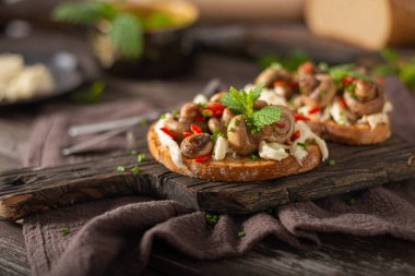 Lezzetli sarımsak, mantar salata ve sebze karışımı.