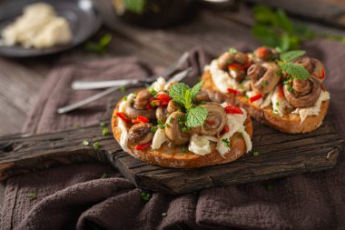 Lezzetli sarımsak, mantar salata ve sebze karışımı.