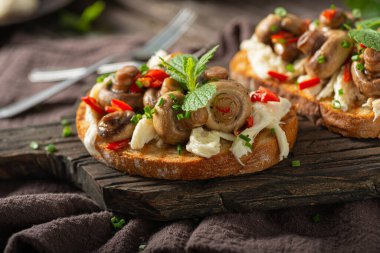 Lezzetli sarımsak, mantar salata ve sebze karışımı.