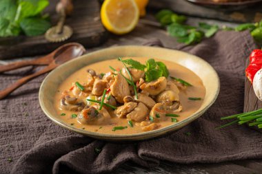 Taze sebzeli tavuk körisi, bitki ve mantar.