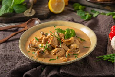 Taze sebzeli tavuk körisi, bitki ve mantar.