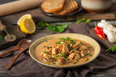 Taze sebzeli tavuk körisi, bitki ve mantar.