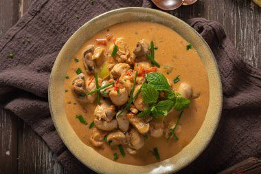 Taze sebzeli tavuk körisi, bitki ve mantar.