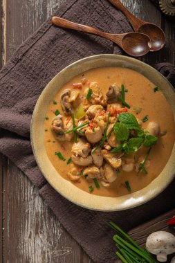 Taze sebzeli tavuk körisi, bitki ve mantar.