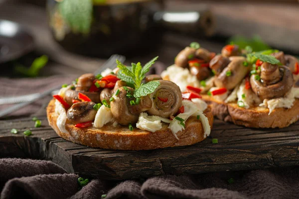 Köstlicher Aufstrich Mit Knoblauch Champignons Salatragout Und Gemüse — Stockfoto