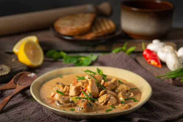 Kip Curry Met Verse Groenten Kruiden Champignons — Stockfoto