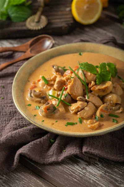 Curry Poulet Aux Légumes Frais Herbes Champignons — Photo