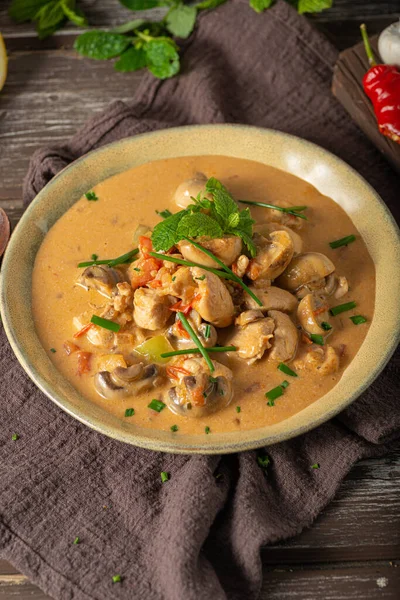 Kip Curry Met Verse Groenten Kruiden Champignons — Stockfoto