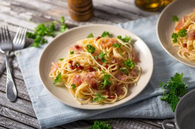 Sarımsaklı, jambonlu ve parmesanlı lezzetli makarna.