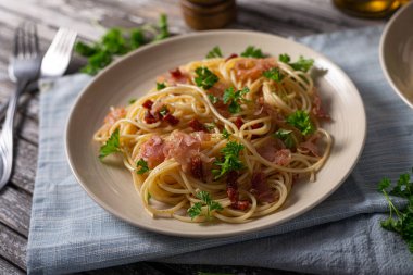 Sarımsaklı, jambonlu ve parmesanlı lezzetli makarna.
