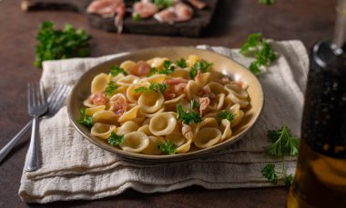 Sarımsaklı, jambonlu ve parmesanlı lezzetli makarna.