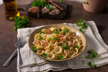 Sarımsaklı, jambonlu ve parmesanlı lezzetli makarna.