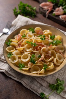 Sarımsaklı, jambonlu ve parmesanlı lezzetli makarna.