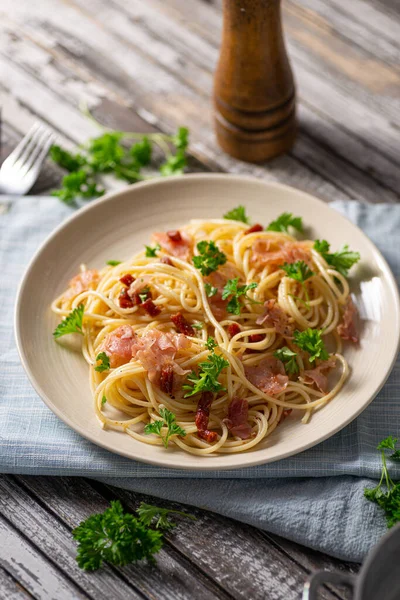 Köstliche Pasta Mit Knoblauch Schinken Und Parmesan — Stockfoto