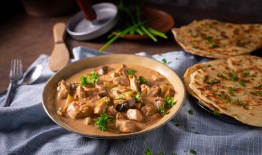 Bitkilerle ve ev yapımı naan ekmeğiyle Tikka masala