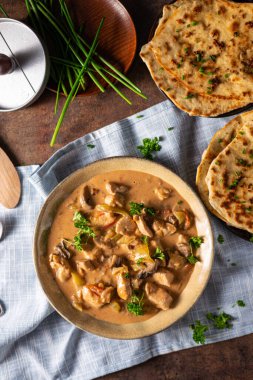 Bitkilerle ve ev yapımı naan ekmeğiyle Tikka masala