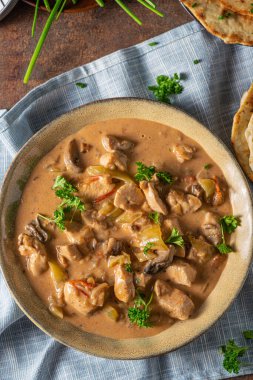 Bitkilerle ve ev yapımı naan ekmeğiyle Tikka masala