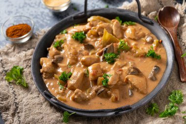 Bitkilerle ve ev yapımı naan ekmeğiyle Tikka masala