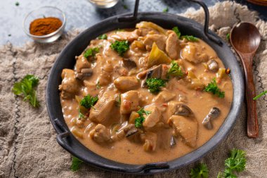 Bitkilerle ve ev yapımı naan ekmeğiyle Tikka masala