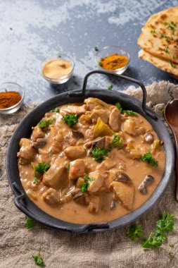 Bitkilerle ve ev yapımı naan ekmeğiyle Tikka masala