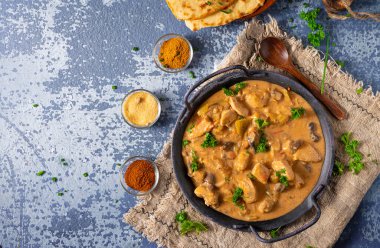 Bitkilerle ve ev yapımı naan ekmeğiyle Tikka masala