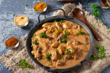 Bitkilerle ve ev yapımı naan ekmeğiyle Tikka masala