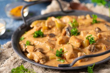 Bitkilerle ve ev yapımı naan ekmeğiyle Tikka masala