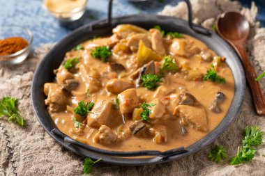 Bitkilerle ve ev yapımı naan ekmeğiyle Tikka masala