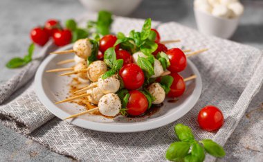 Fesleğen, mozarella ve balsamico ile sade ve güzel yemekler.