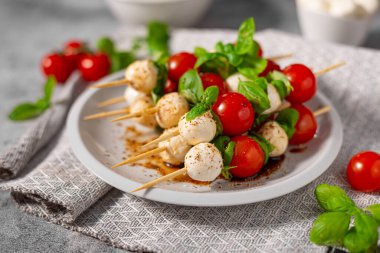 Fesleğen, mozarella ve balsamico ile sade ve güzel yemekler.