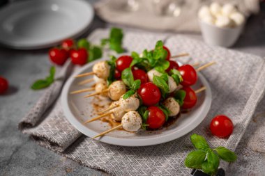 Fesleğen, mozarella ve balsamico ile sade ve güzel yemekler.