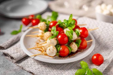 Fesleğen, mozarella ve balsamico ile sade ve güzel yemekler.