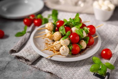 Fesleğen, mozarella ve balsamico ile sade ve güzel yemekler.