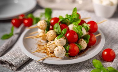 Fesleğen, mozarella ve balsamico ile sade ve güzel yemekler.