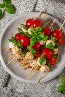 Fesleğen, mozarella ve balsamico ile sade ve güzel yemekler.