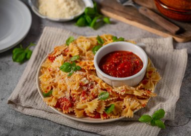 Marinara soslu lezzetli ve sade makarna, sarımsak ve baharatla dolu.