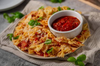 Marinara soslu lezzetli ve sade makarna, sarımsak ve baharatla dolu.