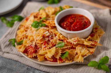 Marinara soslu lezzetli ve sade makarna, sarımsak ve baharatla dolu.