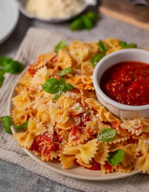 Marinara soslu lezzetli ve sade makarna, sarımsak ve baharatla dolu.