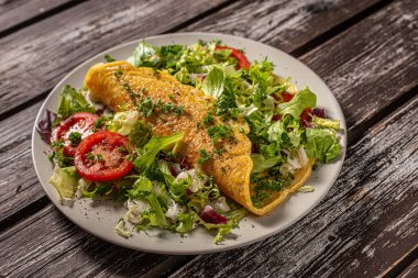 Salata ve sebzeli omlet.