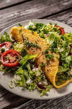 Salata ve sebzeli omlet.