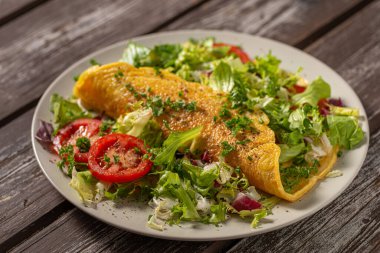 Salata ve sebzeli omlet.