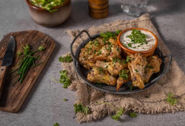 Parmesanlı ve sarımsaklı tavuk kanadı.