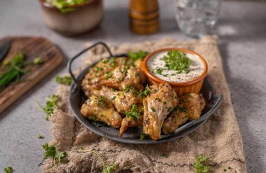 Parmesanlı ve sarımsaklı tavuk kanadı.